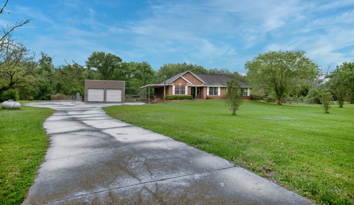 308 County Road 893B Angleton, TX 77515 - Photo 5 of 41 a front view of a house with yard