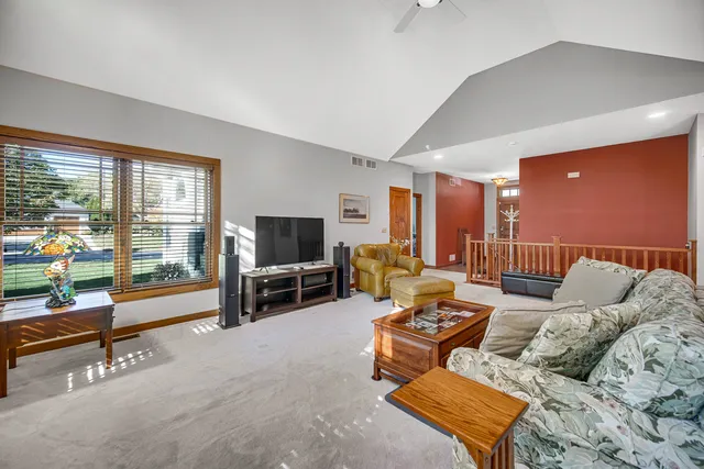 $425,000 | 2161 Burnham Court, Algonquin, IL 60102