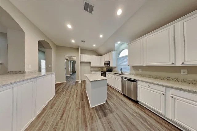 $2,550 | 301 Hudson Falls Drive, Arlington, TX 76002