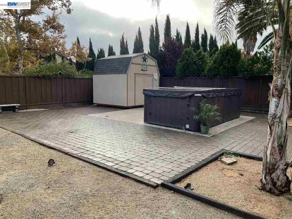 a view of a backyard