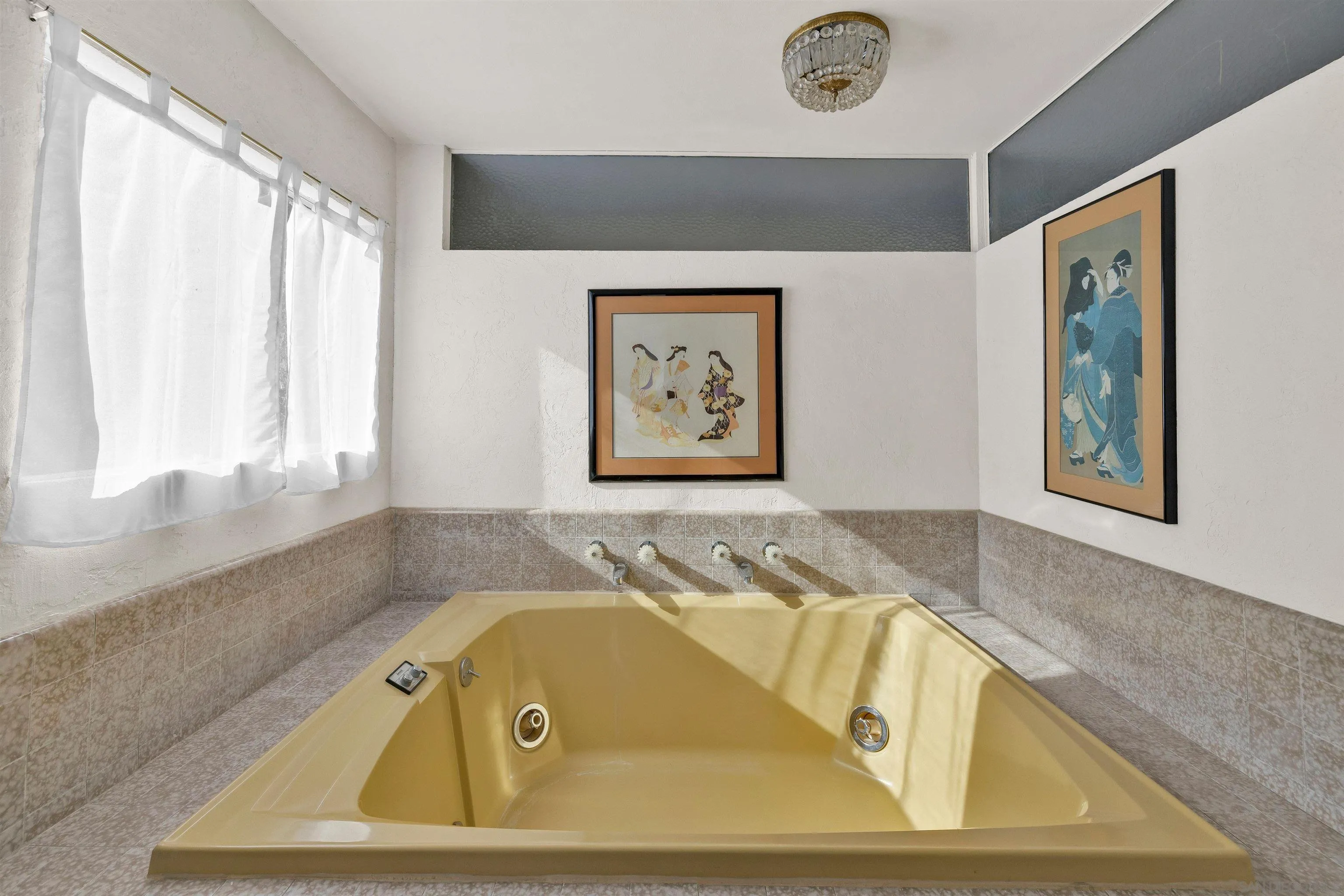 119 Montezuma Road Borrego Springs, CA 92004 - Photo 41 of 47 a bathroom with a tub and window