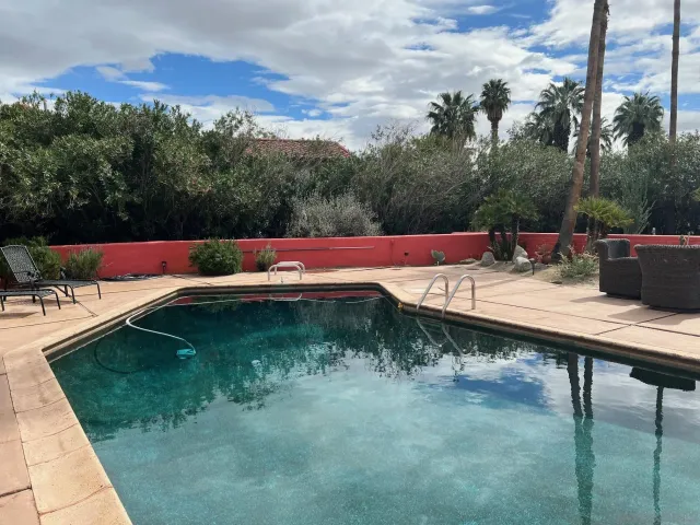 a view of a backyard