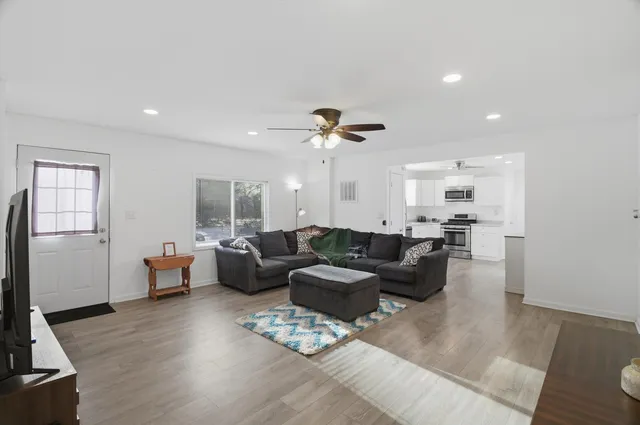 $259,900 | 42380 North Lake Drive, Antioch, IL 60002