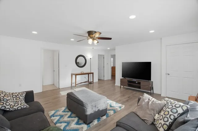 $259,900 | 42380 North Lake Drive, Antioch, IL 60002