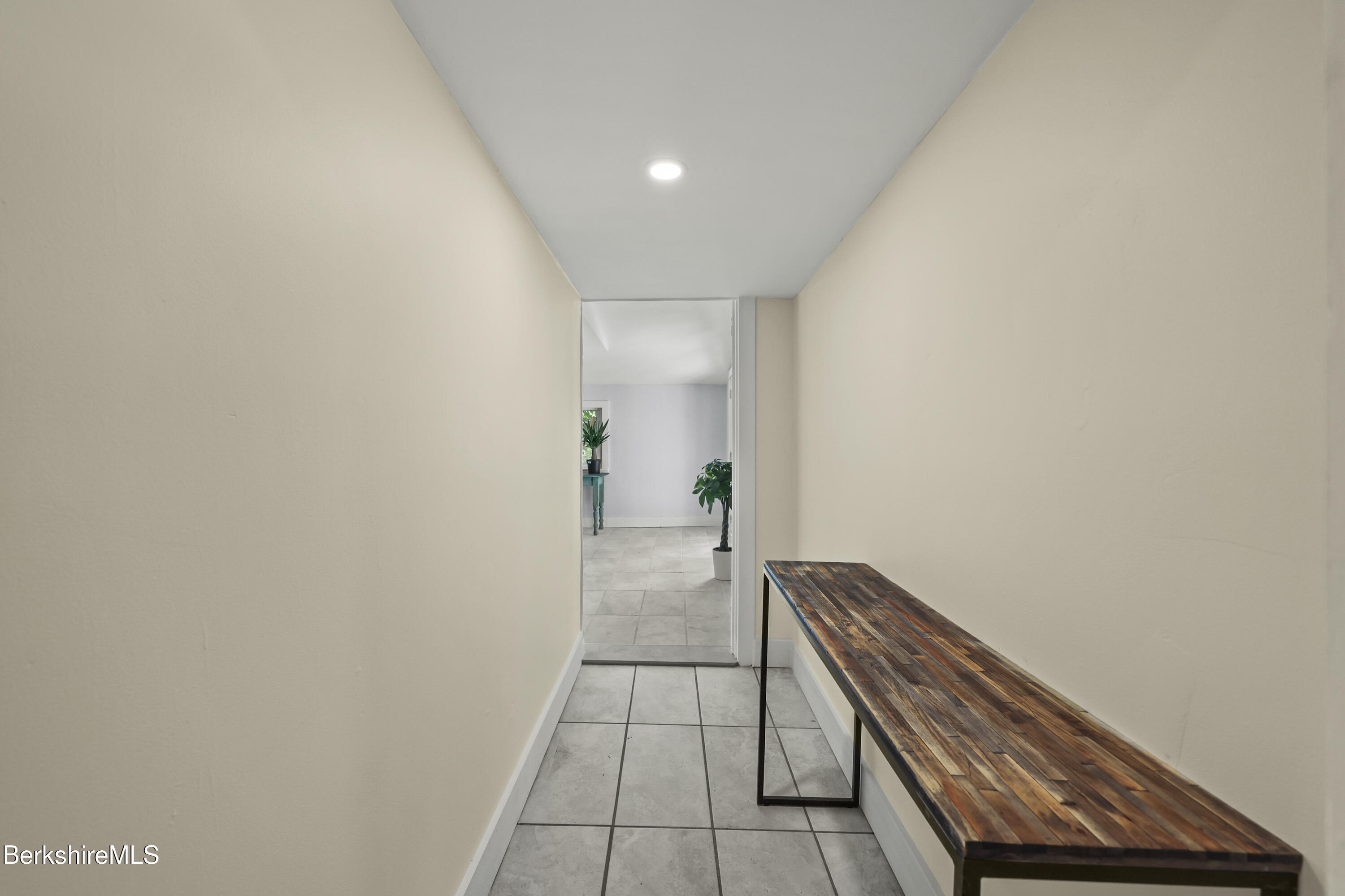 689 North Main Street Sheffield, MA 01257 - Photo 15 of 24 50 Foyer