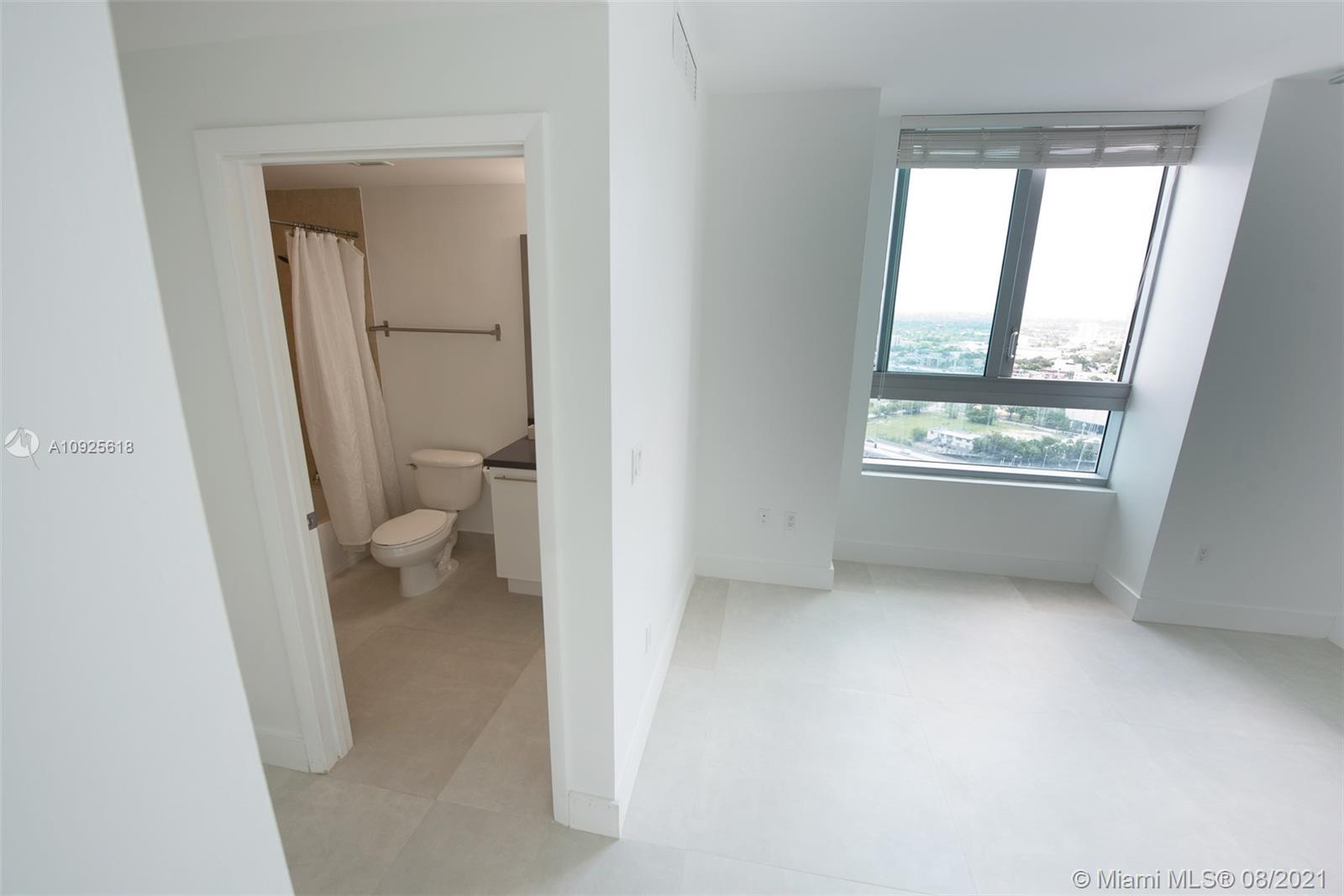 90 Southwest 3rd Street, Unit 2411 Miami, FL 33130 - Photo 16 of 22 an empty room and a window