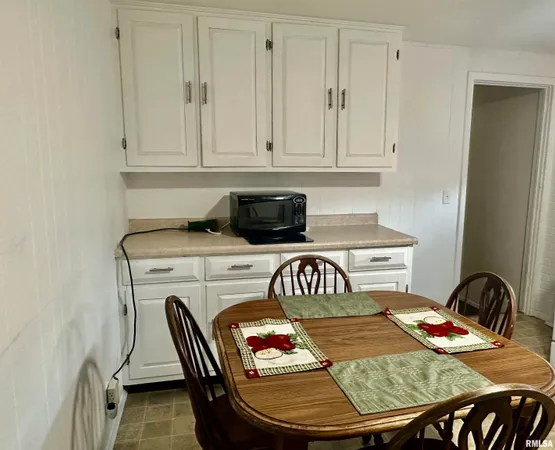 $129,900 | 443 Rusche Street, Creve Coeur, IL 61610