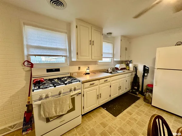 $129,900 | 443 Rusche Street, Creve Coeur, IL 61610
