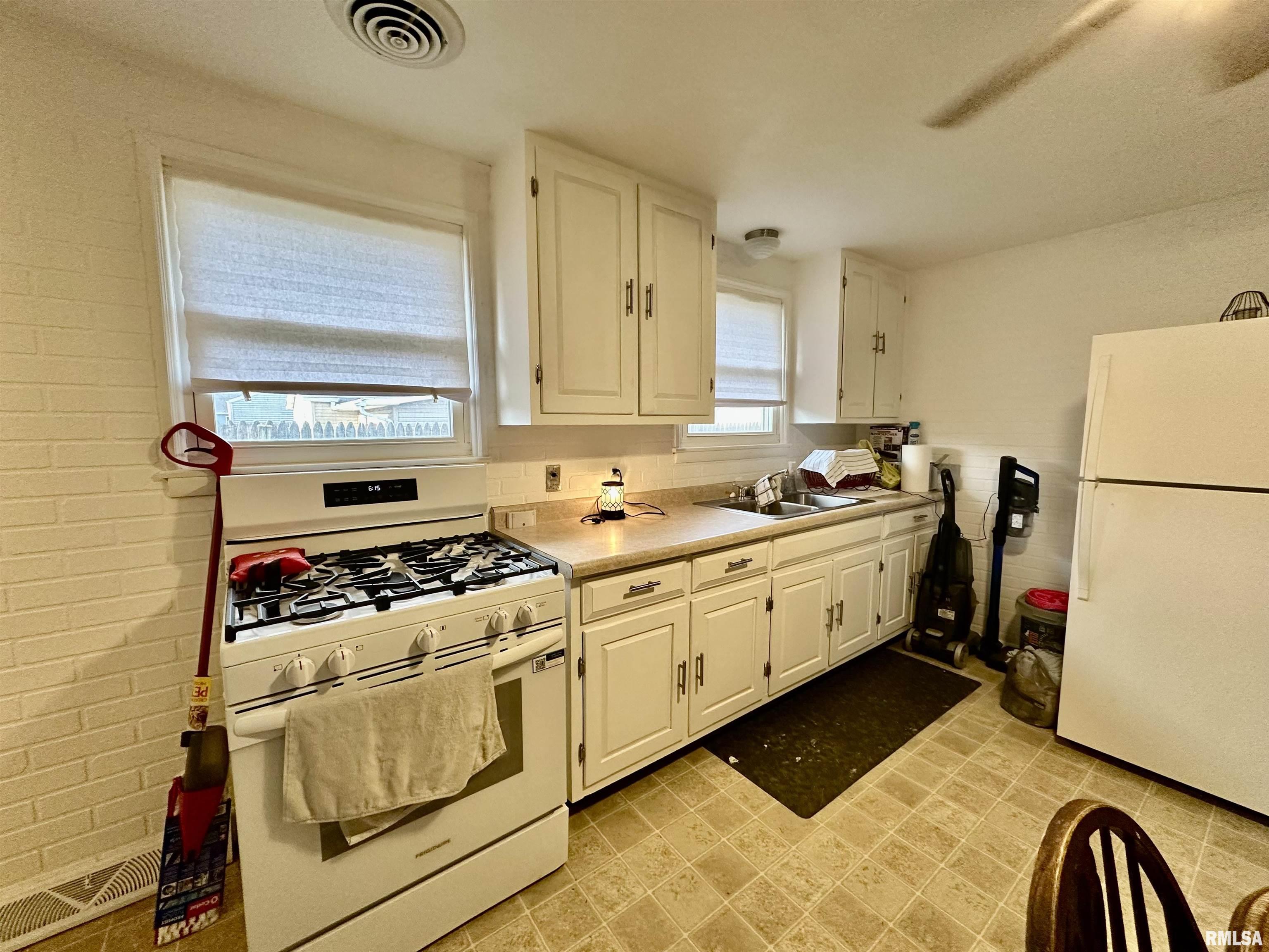 443 Rusche Street Creve Coeur, IL 61610 - Photo 15 of 40