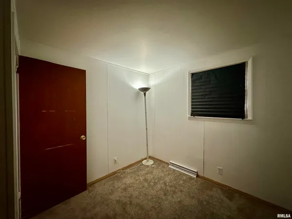 $129,900 | 443 Rusche Street, Creve Coeur, IL 61610
