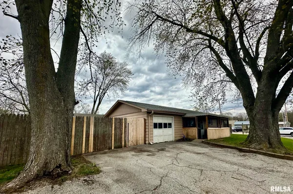 $129,900 | 443 Rusche Street, Creve Coeur, IL 61610