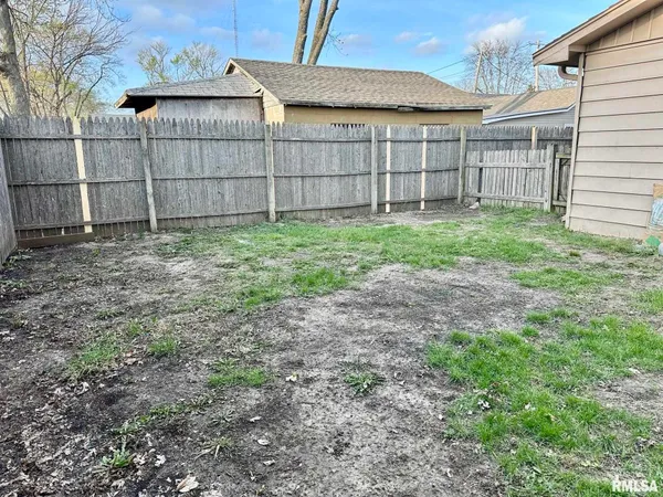 $129,900 | 443 Rusche Street, Creve Coeur, IL 61610