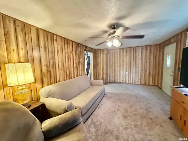 $129,900 | 443 Rusche Street, Creve Coeur, IL 61610