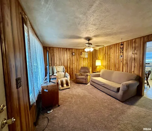 $129,900 | 443 Rusche Street, Creve Coeur, IL 61610