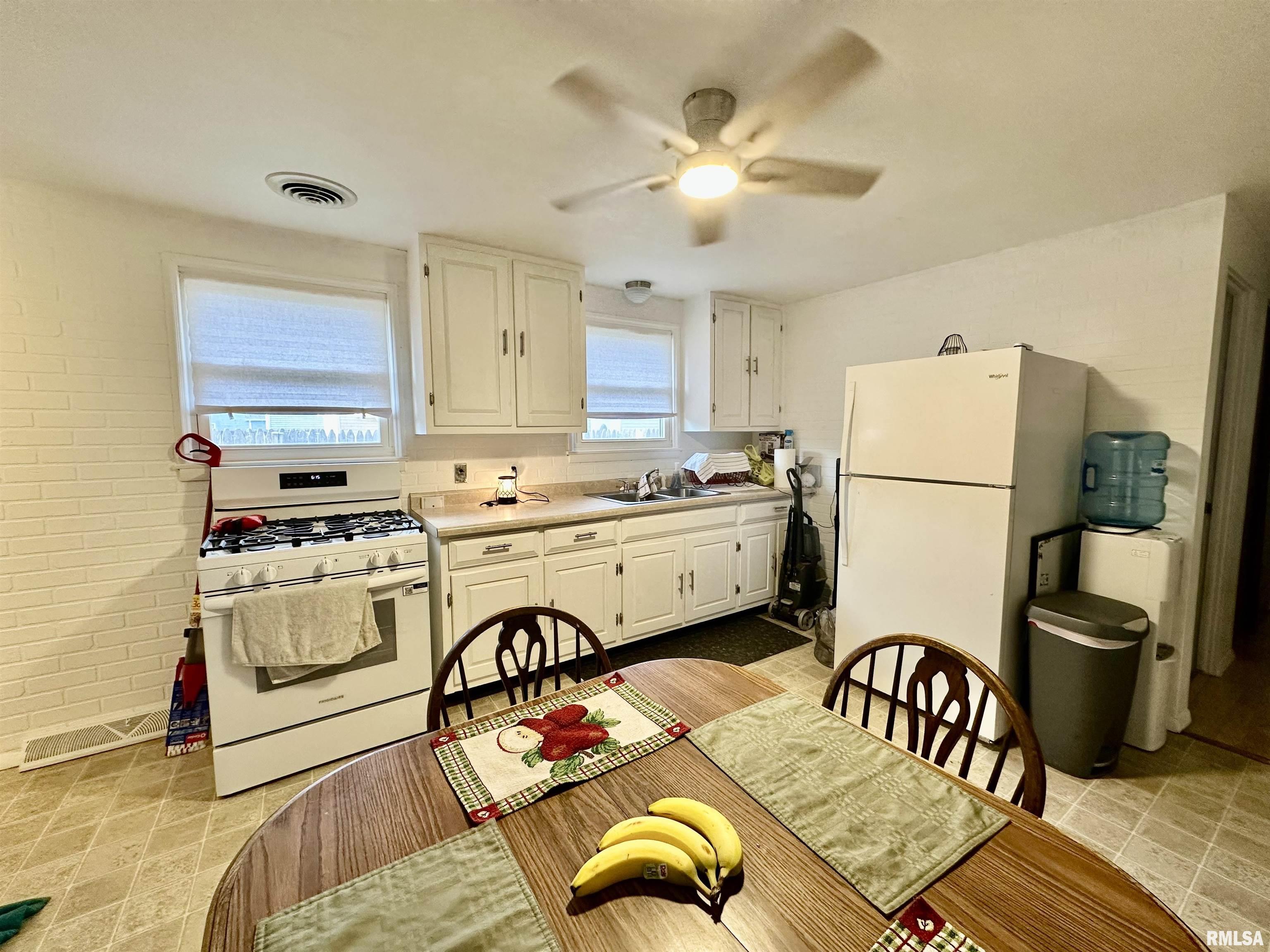 443 Rusche Street Creve Coeur, IL 61610 - Photo 10 of 40