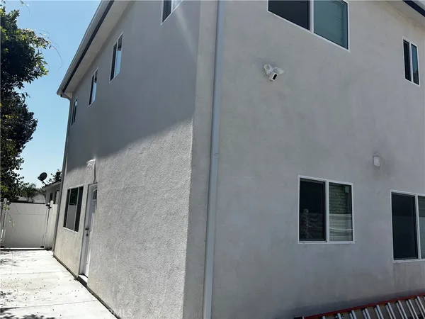 a view of a pathway both side of house
