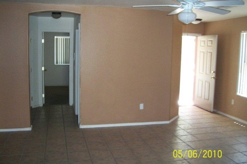 5646 South 11th Street Phoenix, AZ 85040 - Photo 2 of 6 Entry to Great Room