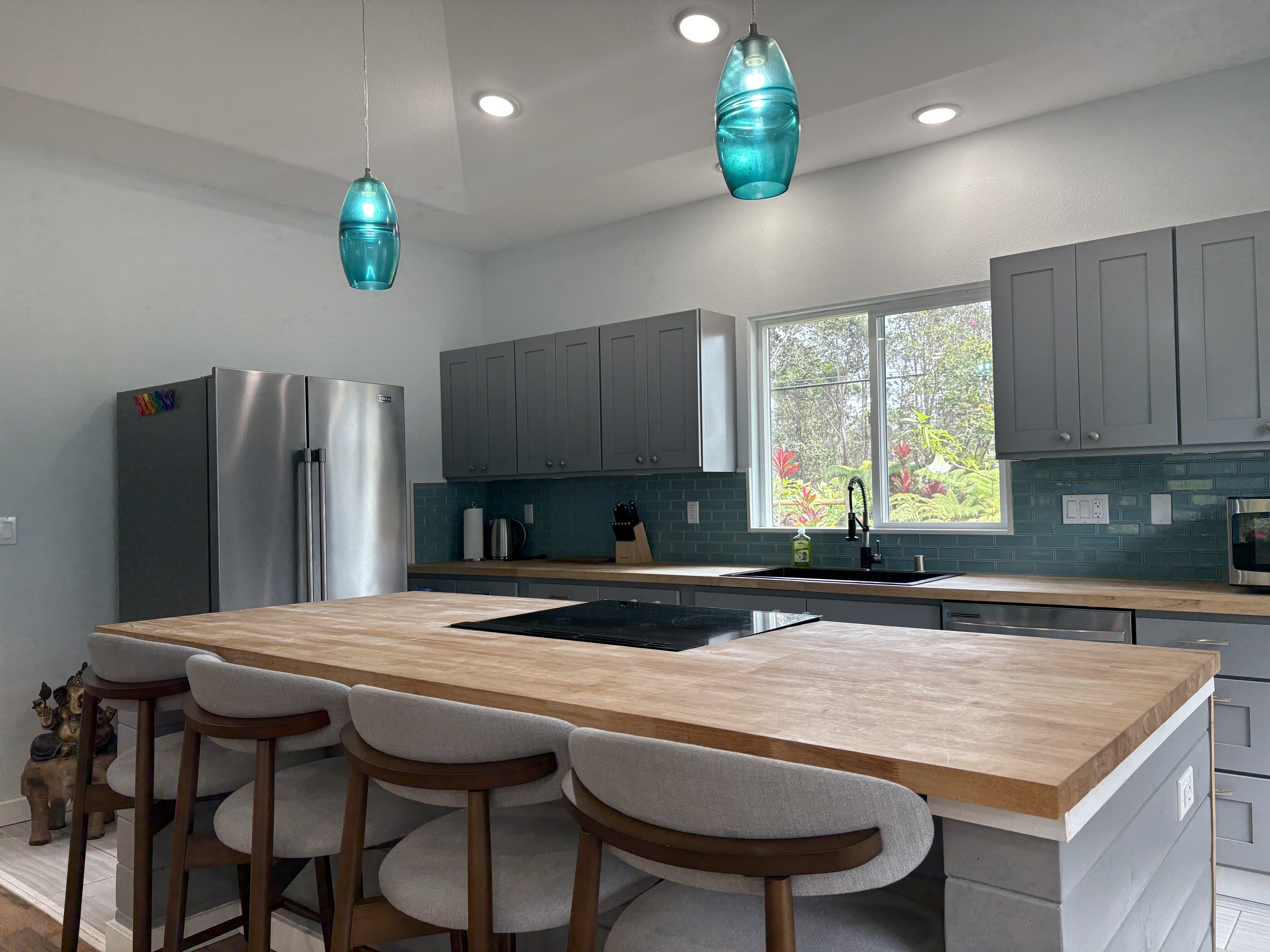 11-3927 Liona Street Volcano, HI 96785 - Photo 3 of 30 a kitchen with a table and chairs in it