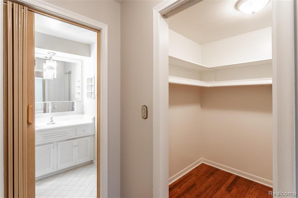 4041 West Maple Road, Unit 104 Bloomfield Hills, MI 48301 - Photo 16 of 25