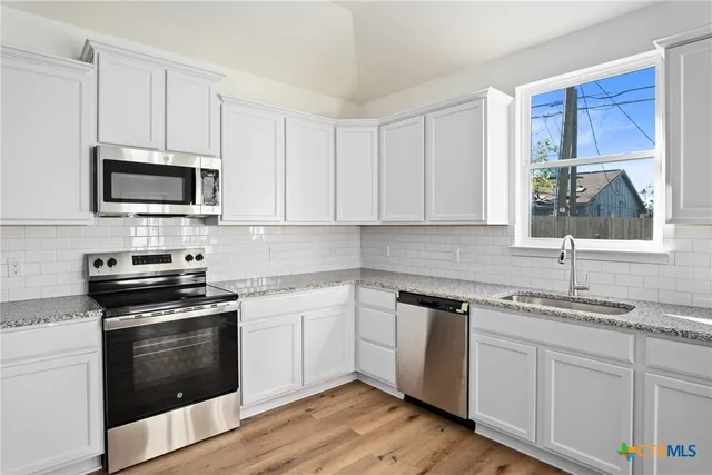 a view of empty room with ceiling fan
