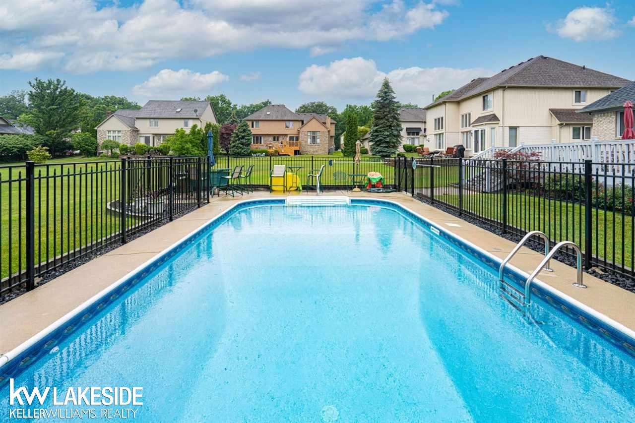 534 Slumber Lane Rochester, MI 48307 - Photo 28 of 36 NEW POOL LINER and PUMP