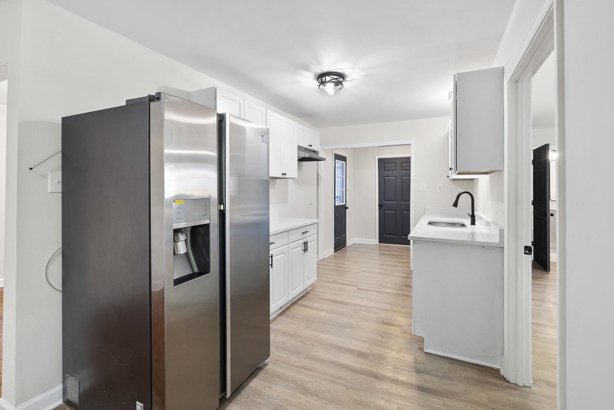 1168 South Perkins Road Memphis, TN 38117 - Photo 11 of 34 a kitchen with a refrigerator and a sink