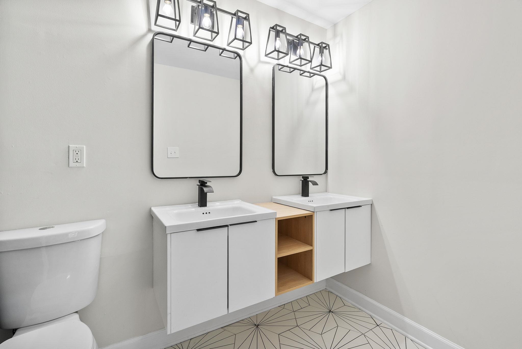 1168 South Perkins Road Memphis, TN 38117 - Photo 18 of 34 a bathroom with a toilet sink and mirror