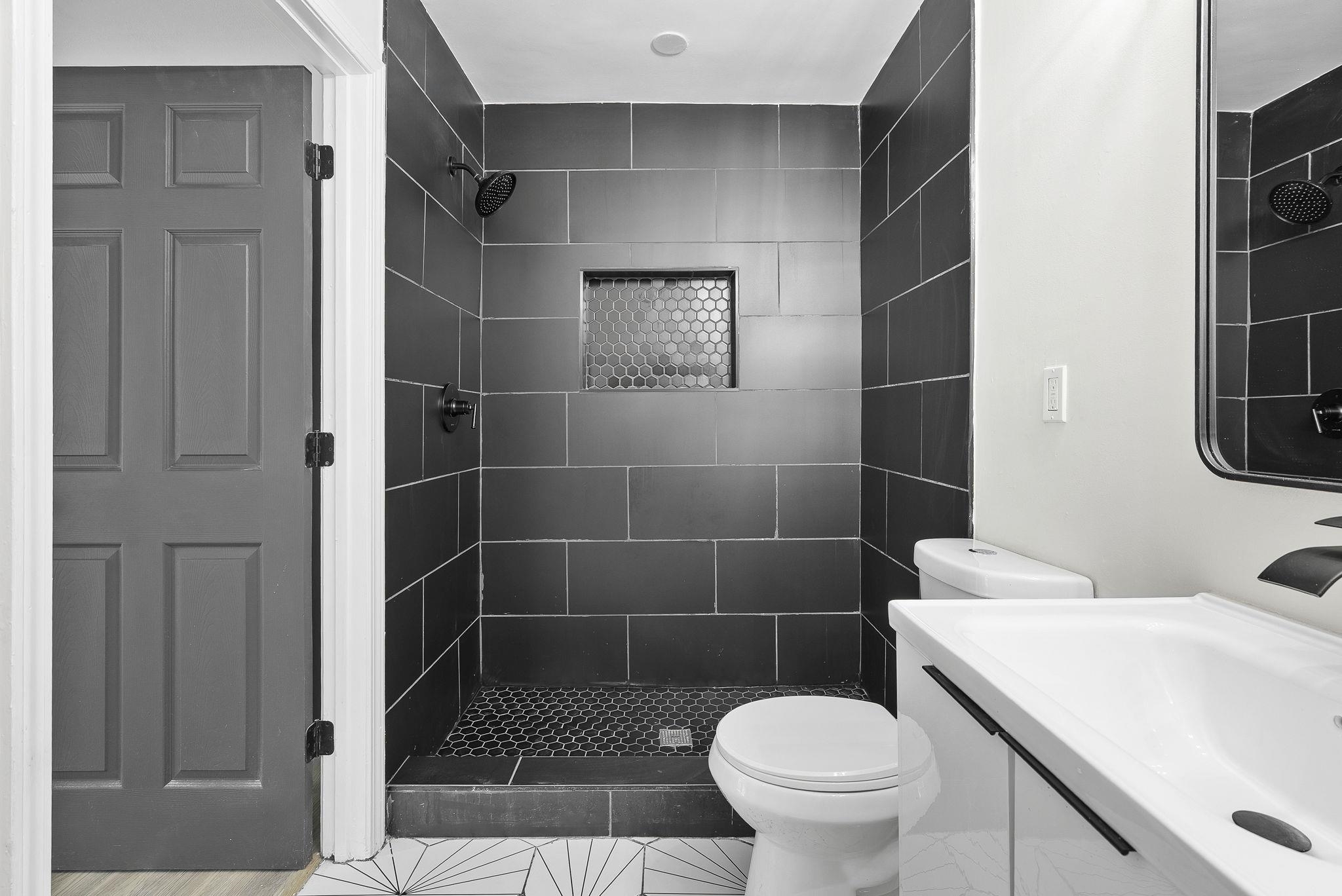 1168 South Perkins Road Memphis, TN 38117 - Photo 19 of 34 a bathroom with a toilet and a shower