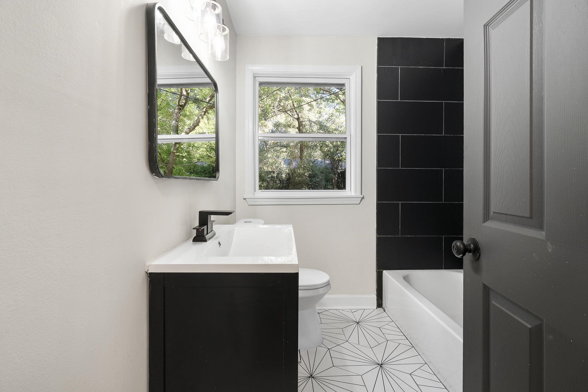 1168 South Perkins Road Memphis, TN 38117 - Photo 23 of 34 a bathroom with a sink a toilet and a tub