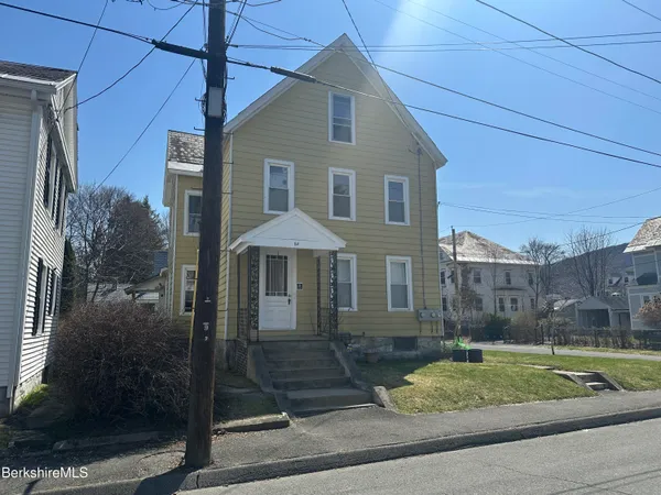 a view of a yard in front of a house