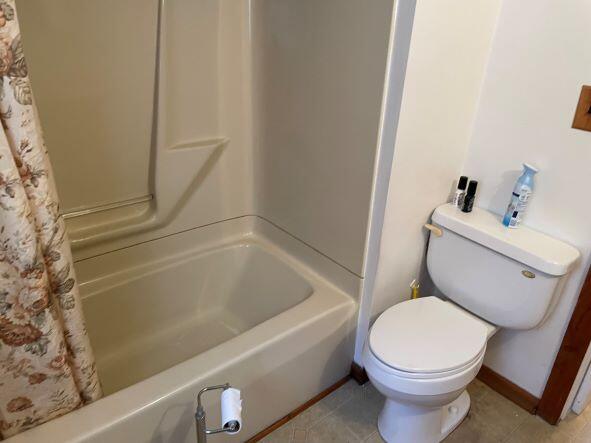 703 Diamond Road Salem, VA 24153 - Photo 9 of 16 Tub & Toilet