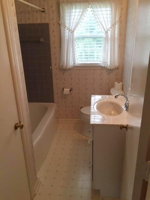 5222 Grandin Rd Extension Roanoke, VA 24018 - Photo 25 of 35 Main Hall Bath