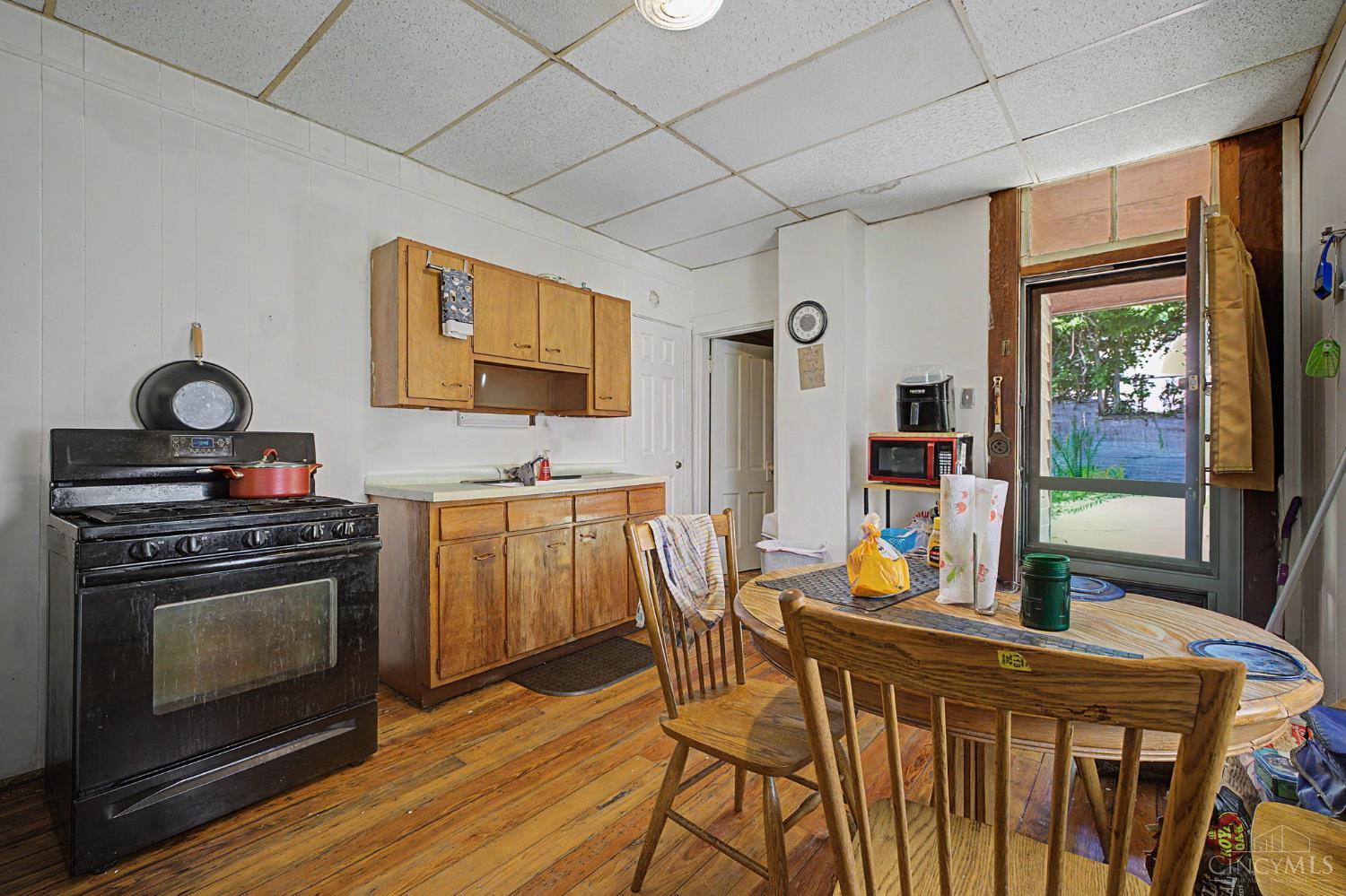 1246 Quebec Road Cincinnati, OH 45205 - Photo 4 of 40
