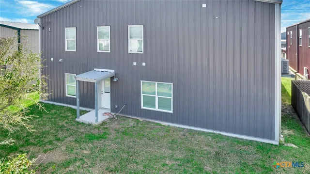 a view of a house with backyard and garden