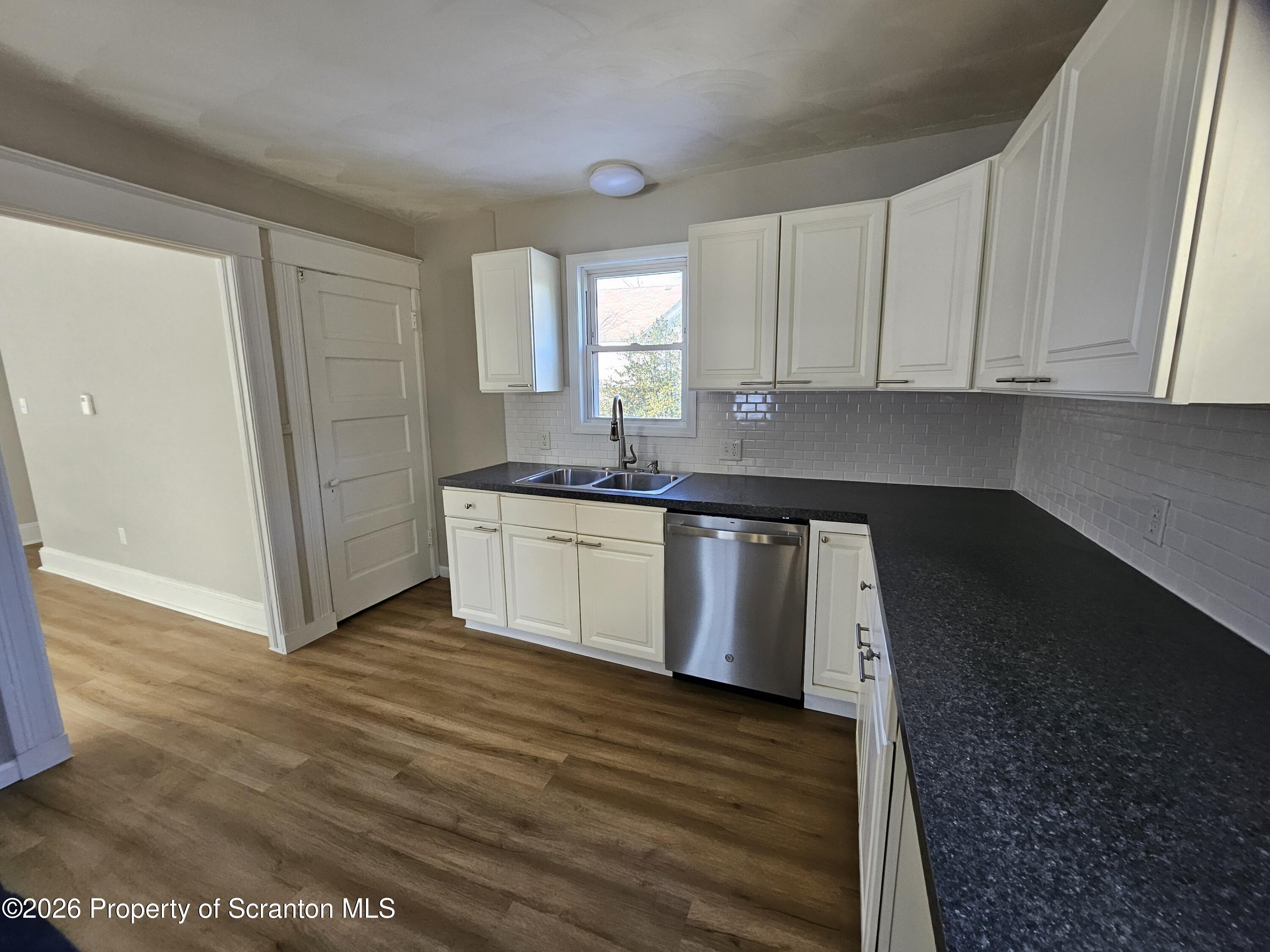 819 Poplar Street Dunmore, PA 18509 - Photo 11 of 31 Kitchen