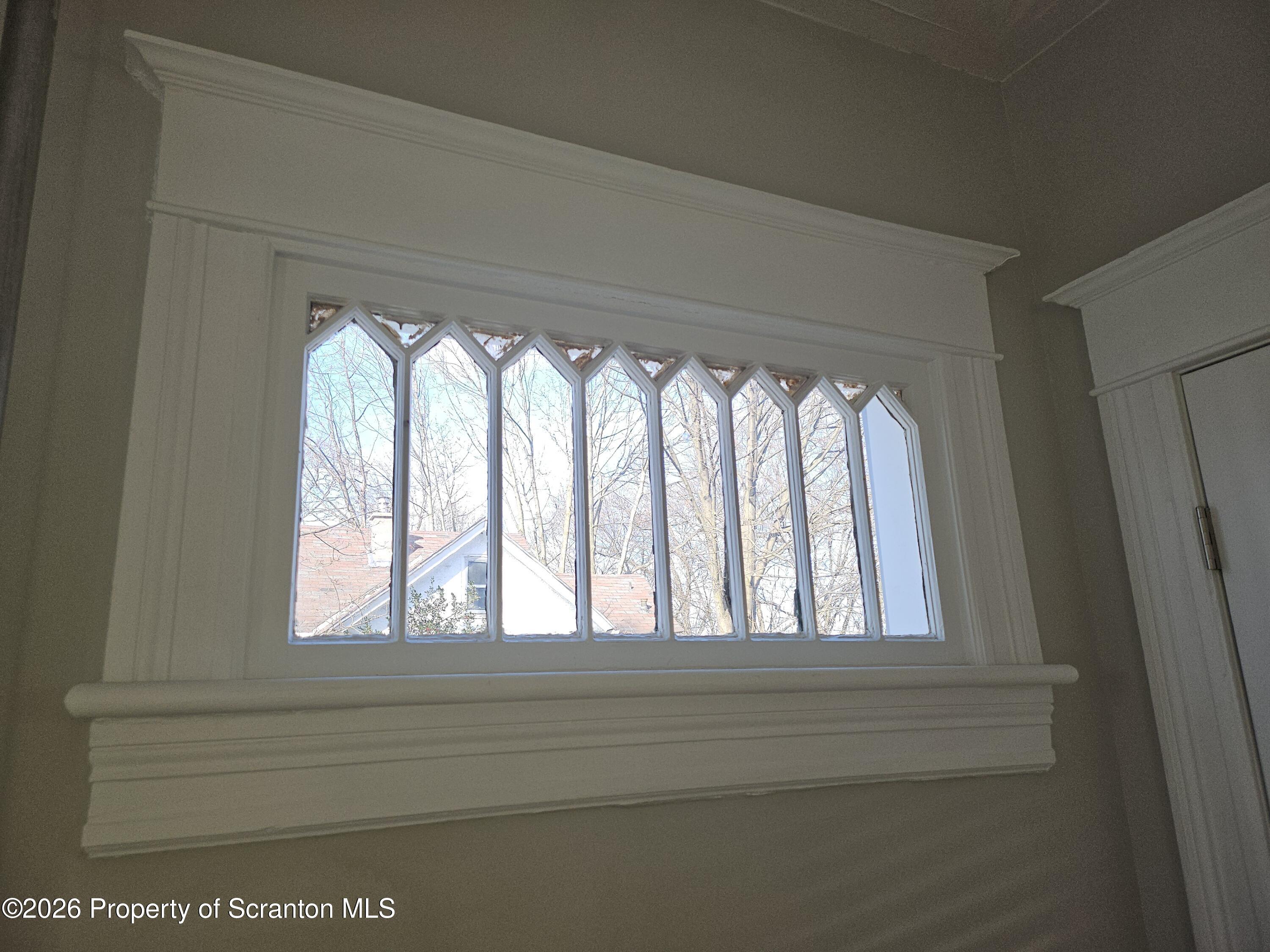 819 Poplar Street Dunmore, PA 18509 - Photo 17 of 31 3 Transom windows