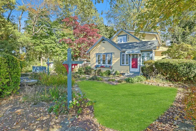 a view of a house with a yard