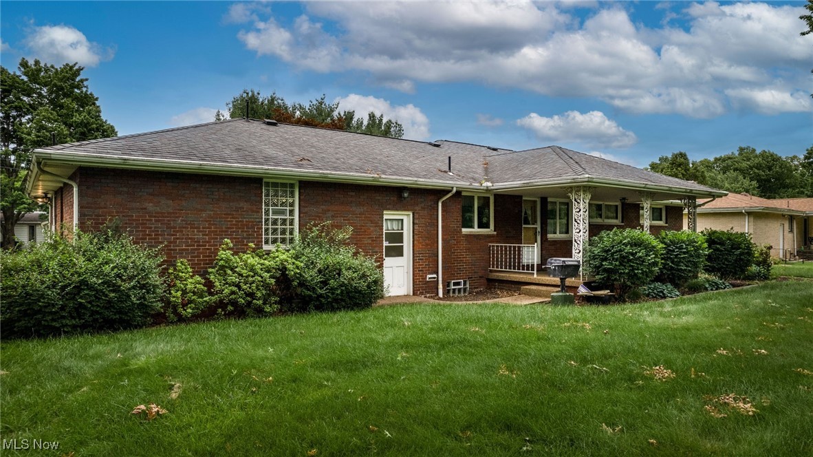 126 South Rhodes Avenue Niles, OH 44446 - Photo 2 of 23 Rear view of property with a lawn