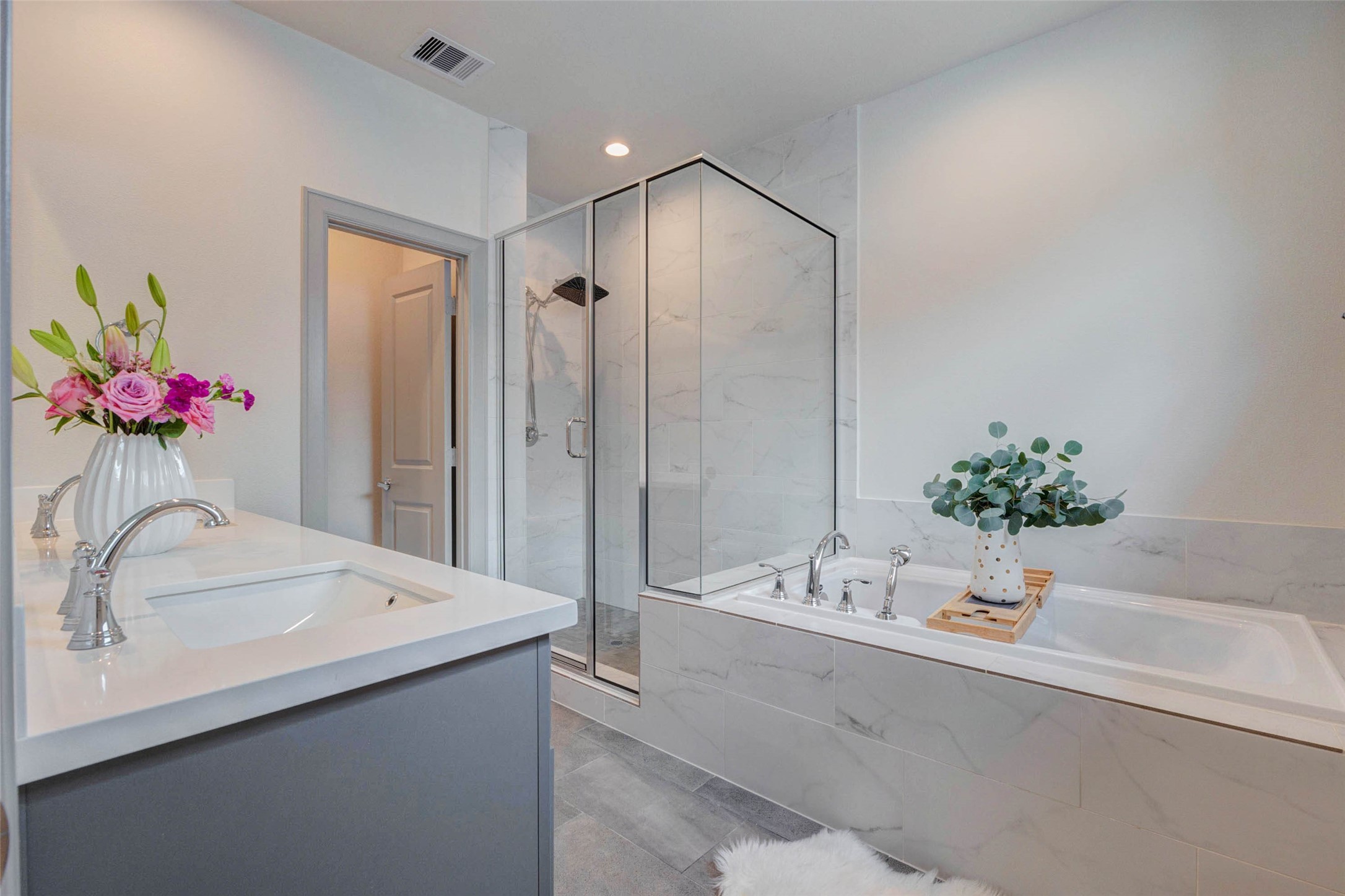 4502 Buck Street Houston, TX 77020 - Photo 4 of 27 GORGEOUS Primary Bathroom to get ready for the work day or wash your worries away!