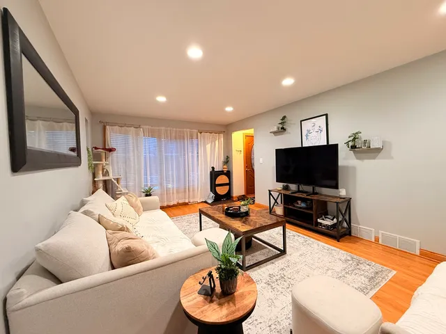 $460,000 | 4918 North Moody Avenue, Chicago, IL 60630