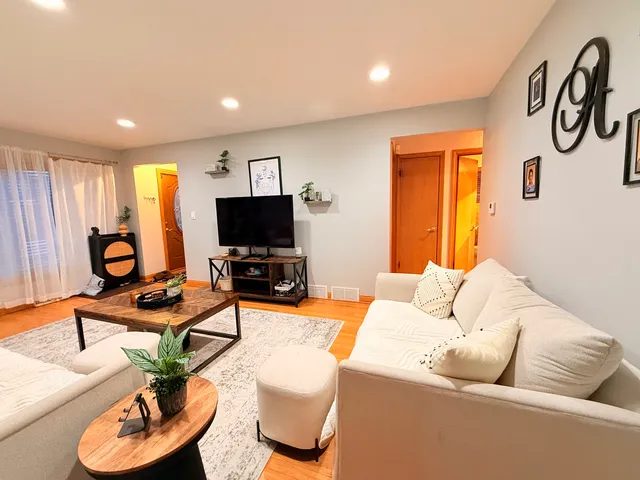 $460,000 | 4918 North Moody Avenue, Chicago, IL 60630