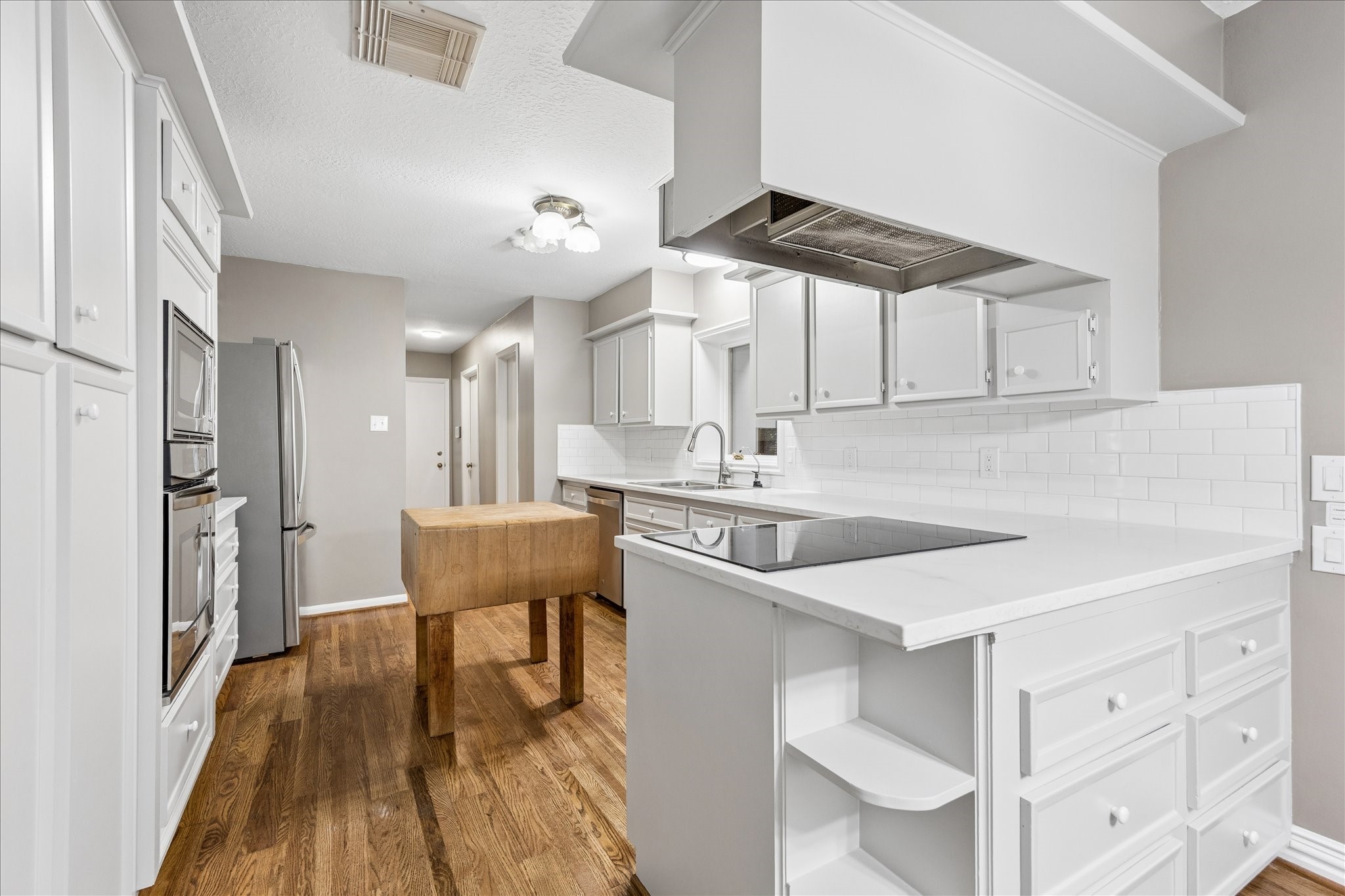636 Rancho Bauer Drive Houston, TX 77079 - Photo 25 of 42 The kitchen has new 1" beveled quartz countertops, backsplash and kitchen sink.