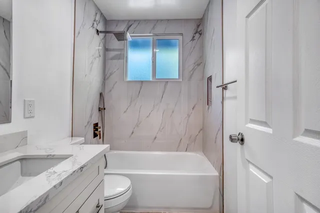 a view of a house with backyard and a tree