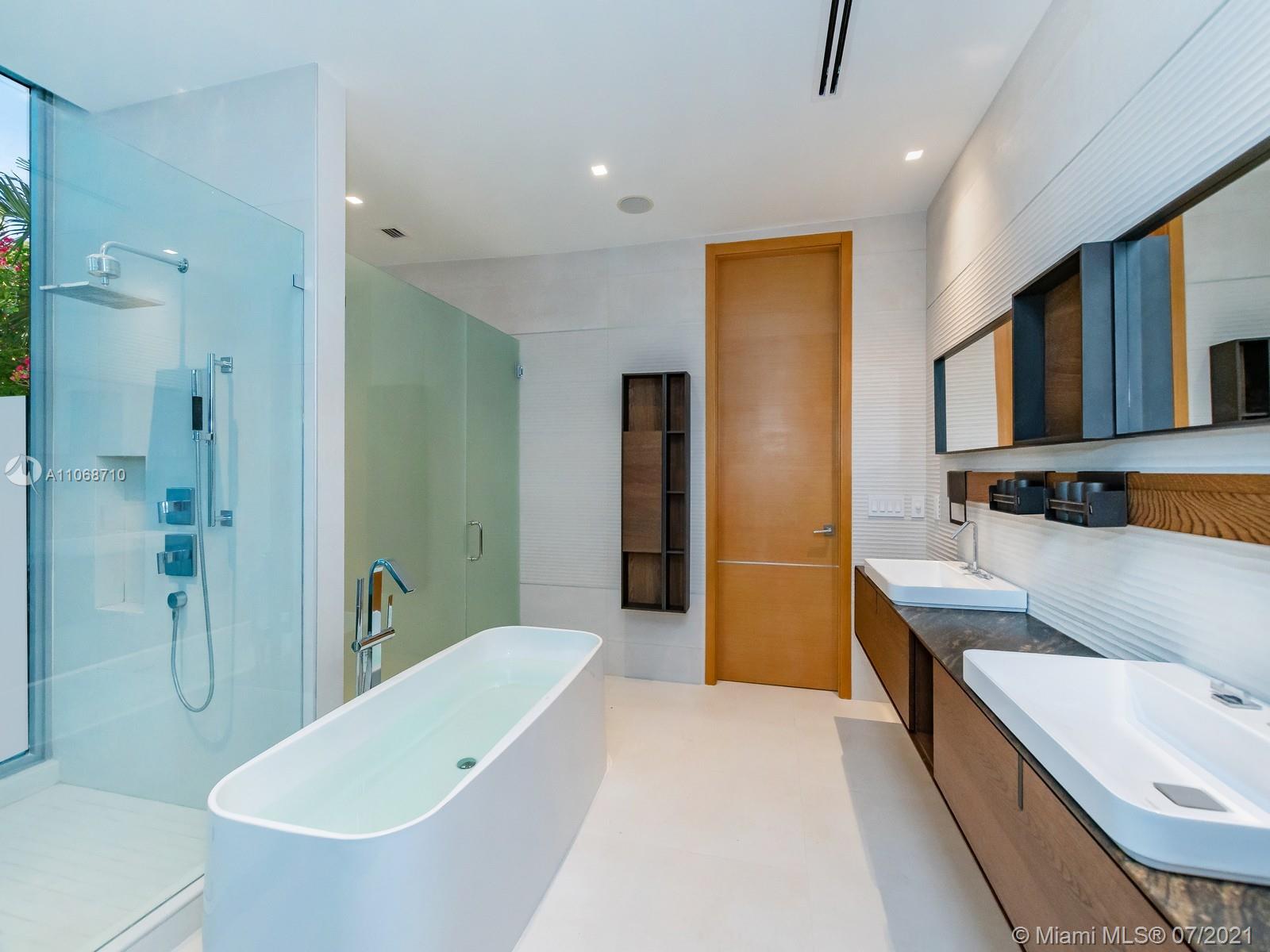 761 Glenridge Road Key Biscayne, FL 33149 - Photo 13 of 19 a bathroom with a tub a sink and mirror