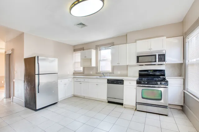 $1,550 | 103 Hungerford Street, Hartford, CT 06106