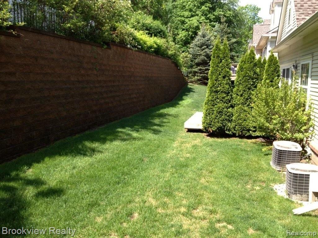 674 West Bluff Court Rochester, MI 48307 - Photo 21 of 21 Yard view