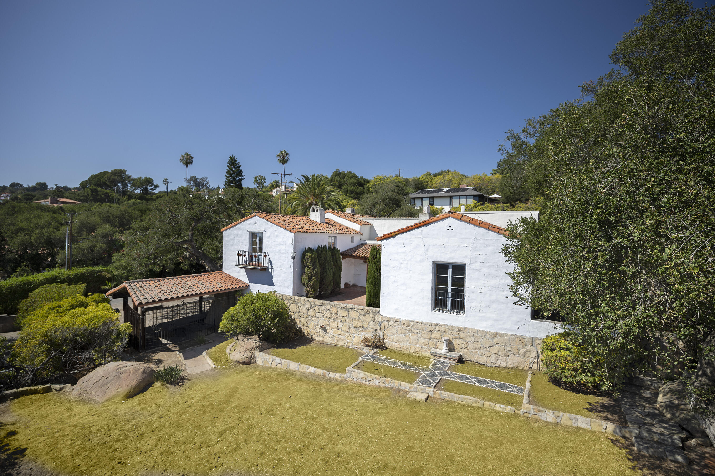 903 Arbolado Road Santa Barbara, CA 93103 - Photo 28 of 33 Grass lawn enhanced for photo