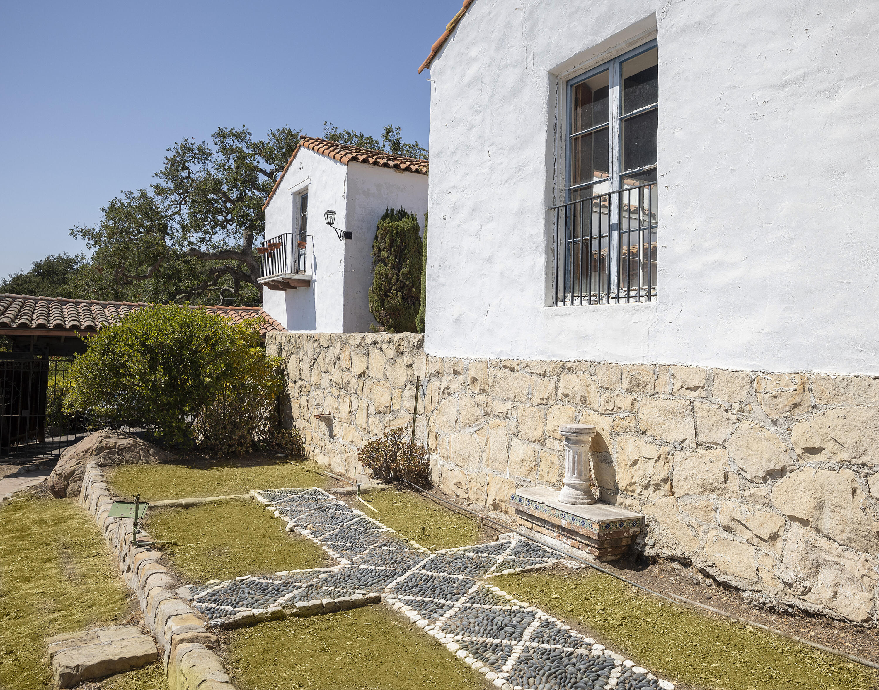 903 Arbolado Road Santa Barbara, CA 93103 - Photo 29 of 33 Grass lawn enhanced for photo