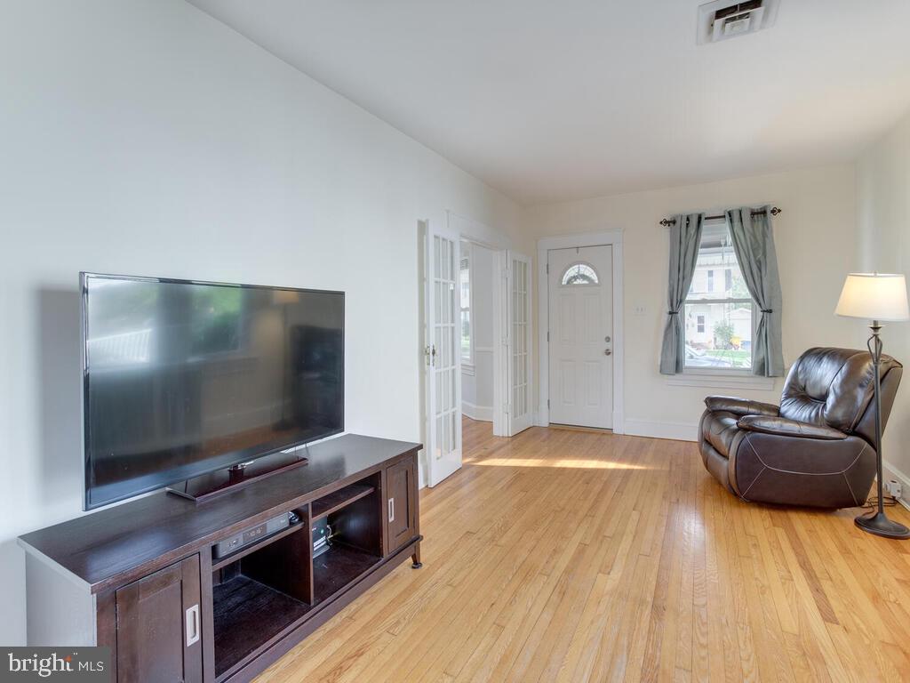 115 Sycamore Road Linthicum, MD 21090 - Photo 7 of 49 Living Room