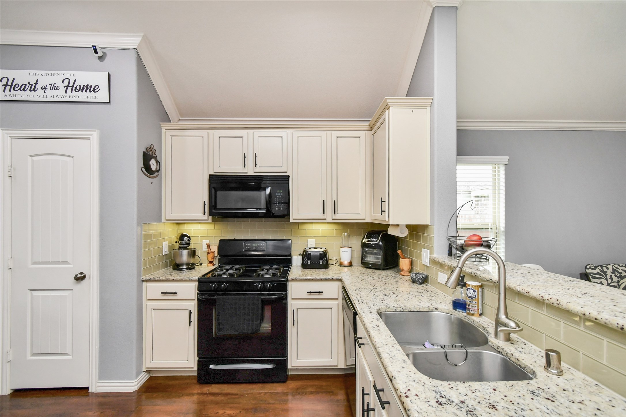 652 Maple Point Drive East Conroe, TX 77301 - Photo 10 of 35